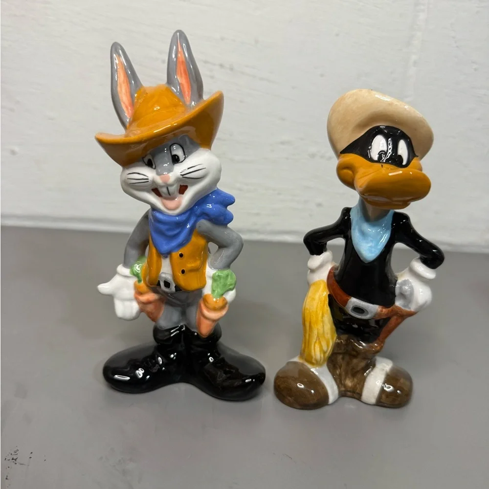 VINTAGE 1993 BUGS BUNNY AND DAFFY DUCK SALT AND PEPPER SHAKERS - Picture 1 of 6